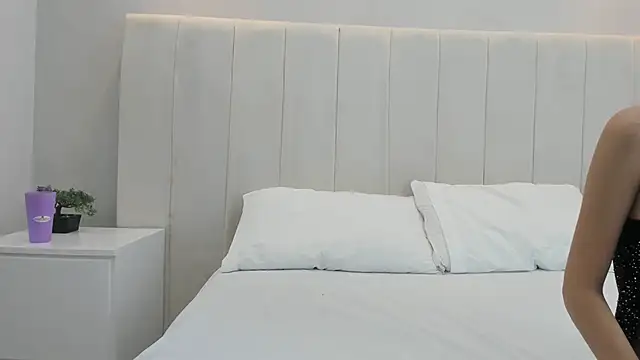 violetta cutest  online show from March 18, 2026, 11:24 am