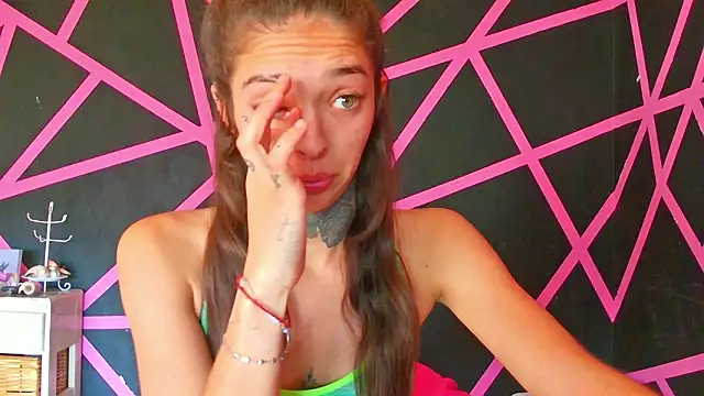 Katiesantana online show from February 17, 2026, 7:33 pm