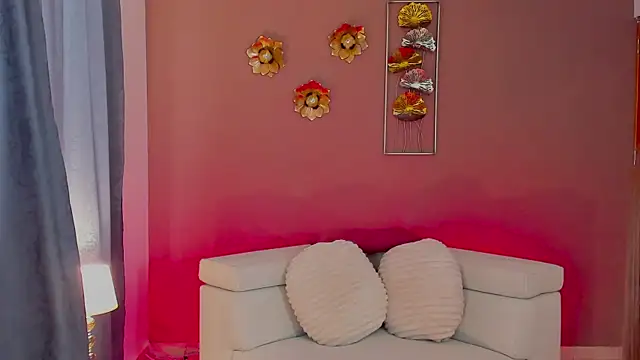 Luna velmont online show from April 6, 2026, 9:05 pm