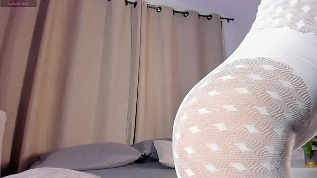 Snapshot of Catalella_Rouse chatting on May 1, 2026, 8:58 pm Catalella Rouse online show from May 1, 2026, 8:58 pm