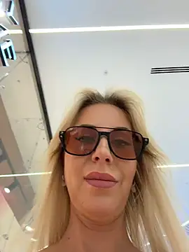Snapshot of LisaMurr chatting on May 19, 2026, 12:45 pm LisaMurr online show from May 19, 2026, 12:45 pm