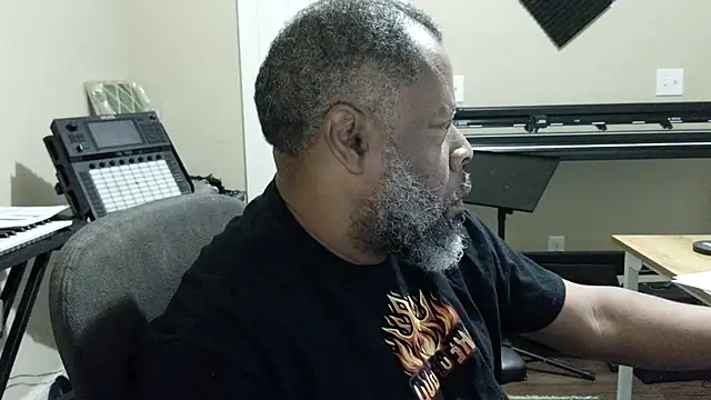 Snapshot of Cleozevo1961 chatting on June 26, 2026, 10:54 am Cleozevo1961 online show from June 26, 2026, 10:54 am