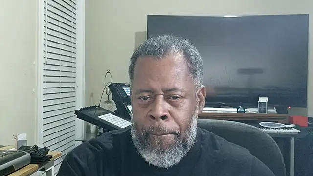 Snapshot of Cleozevo1961 chatting on July 17, 2026, 4:21 am Cleozevo1961 online show from July 17, 2026, 4:21 am