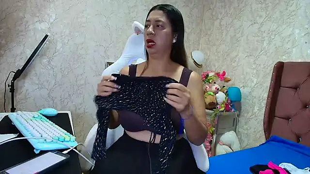 Snapshot of SelinaRussell chatting on May 26, 2026, 12:42 am SelinaRussell online show from May 26, 2026, 12:42 am