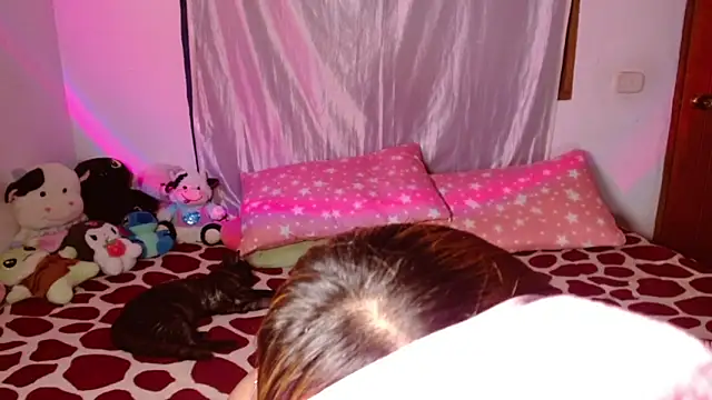 Snapshot of chloe_roxy chatting on March 25, 2026, 3:50 am chloe roxy online show from March 25, 2026, 3:50 am