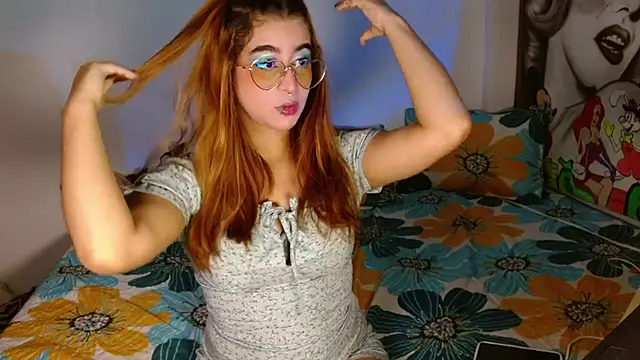 Snapshot of chloe_roxy chatting on April 8, 2026, 4:03 am chloe roxy online show from April 8, 2026, 4:03 am