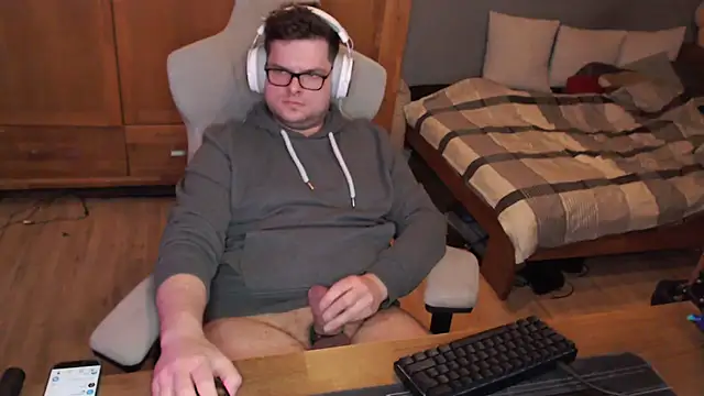 Snapshot of Whyteshadow4235 chatting on February 17, 2026, 10:40 pm Whyteshadow4235 online show from February 17, 2026, 10:40 pm