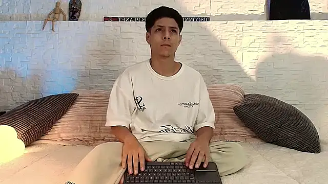 Snapshot of Eliassalvatore_ chatting on April 23, 2026, 3:35 pm Eliassalvatore online show from April 23, 2026, 3:35 pm
