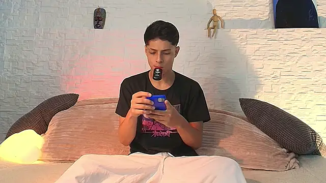 Snapshot of Eliassalvatore_ chatting on April 28, 2026, 7:40 pm Eliassalvatore online show from April 28, 2026, 7:40 pm