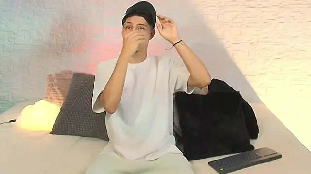 Snapshot of Eliassalvatore_ chatting on May 1, 2026, 7:30 pm Eliassalvatore online show from May 1, 2026, 7:30 pm