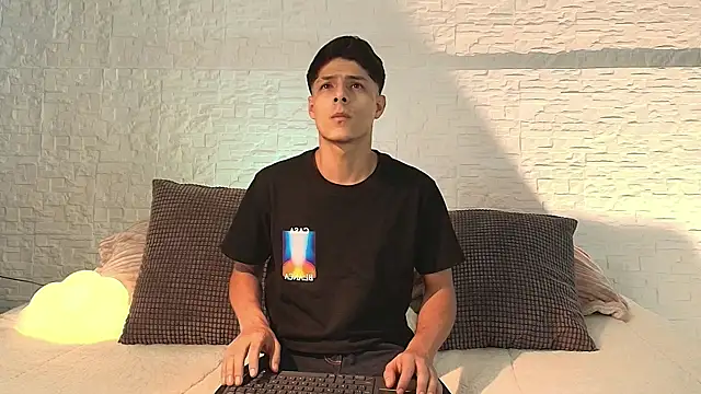 Snapshot of Eliassalvatore_ chatting on April 25, 2026, 5:32 pm Eliassalvatore online show from April 25, 2026, 5:32 pm
