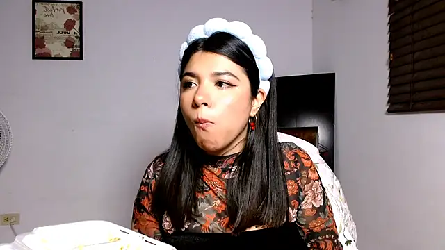 MiaDiamontLatin online show from April 22, 2026, 3:13 am