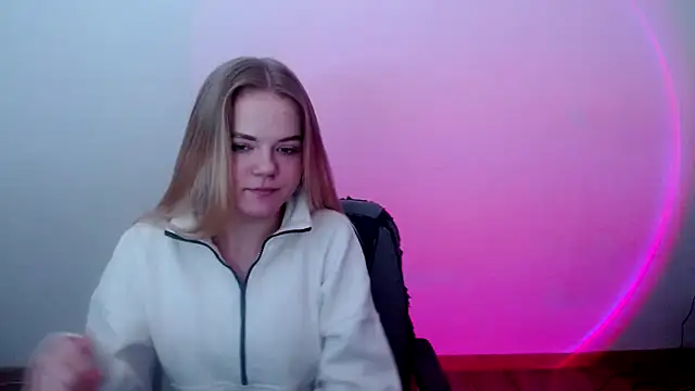 Snapshot of FoxiLana chatting on March 6, 2026, 8:42 am FoxiLana online show from March 6, 2026, 8:42 am