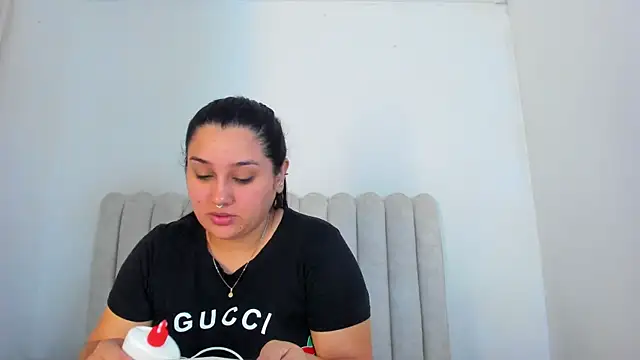 Snapshot of MiaFoox__ chatting on April 22, 2026, 2:13 pm MiaFoox online show from April 22, 2026, 2:13 pm
