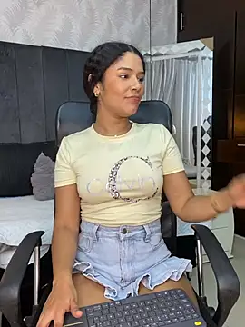 Miaafoxx   online show from March 8, 2026, 2:04 am