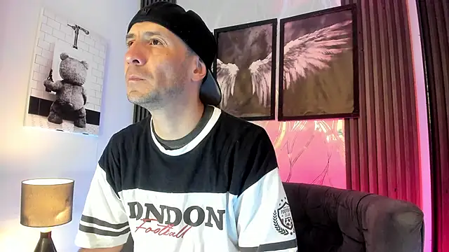 Milanwhite  online show from March 17, 2026, 11:46 am