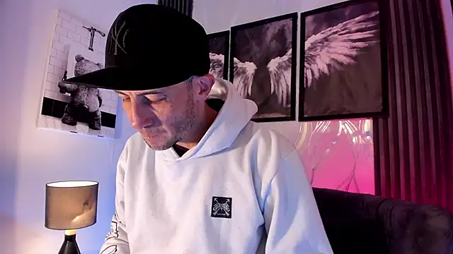 Milanwhite  online show from March 7, 2026, 11:38 am