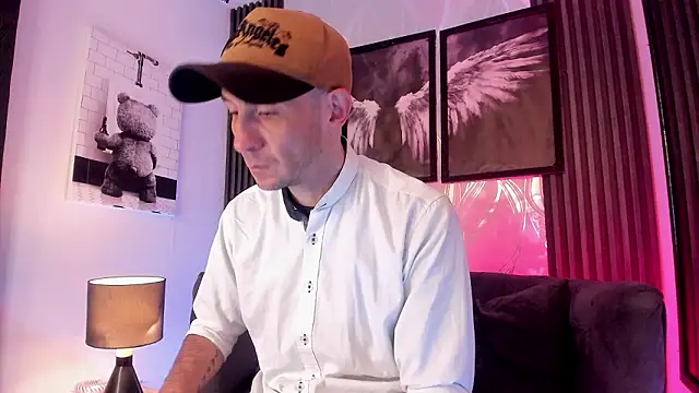 Milanwhite  online show from March 9, 2026, 11:58 am