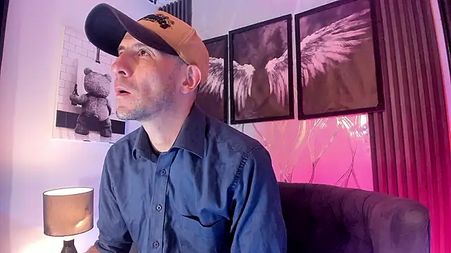 Milanwhite  online show from March 11, 2026, 11:37 am