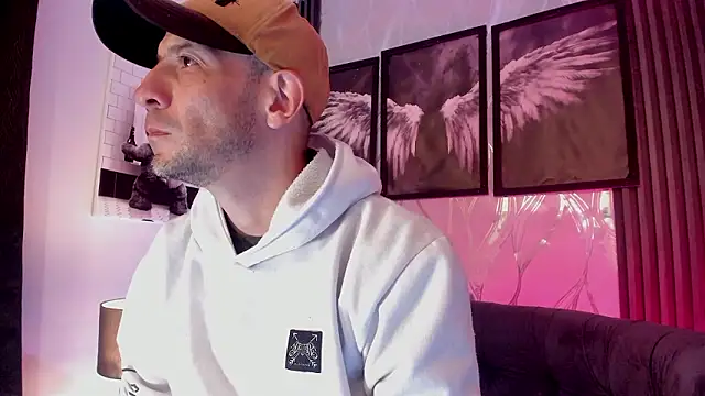 Milanwhite  online show from March 14, 2026, 11:49 am