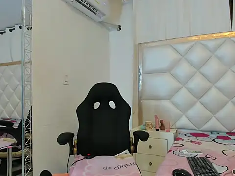 michelleblair1 online show from April 13, 2026, 2:43 pm