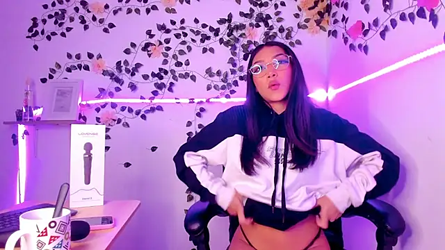 jaulyn 18 online show from April 17, 2026, 4:21 pm