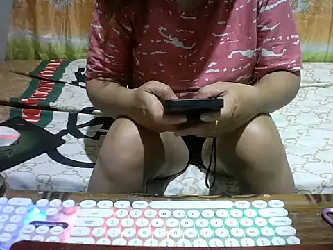 Snapshot of Radiant_smile chatting on May 6, 2026, 7:40 pm Radiant smile online show from May 6, 2026, 7:40 pm