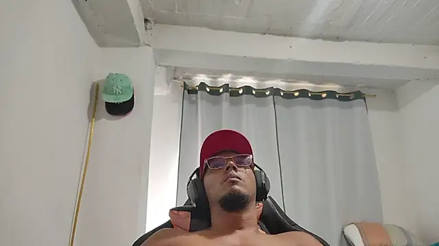 Snapshot of romeos_desire chatting on February 22, 2026, 3:57 pm romeos desire online show from February 22, 2026, 3:57 pm