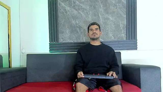 Snapshot of Latins_on_fire chatting on April 8, 2026, 11:44 am Latins on fire online show from April 8, 2026, 11:44 am