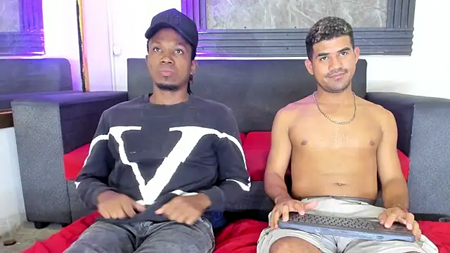 Snapshot of Latins_on_fire chatting on April 4, 2026, 12:12 pm Latins on fire online show from April 4, 2026, 12:12 pm