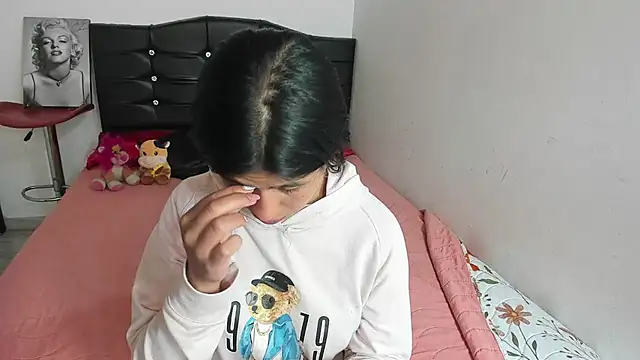 Snapshot of LatinaQueen23 chatting on April 16, 2026, 2:29 pm LatinaQueen23 online show from April 16, 2026, 2:29 pm