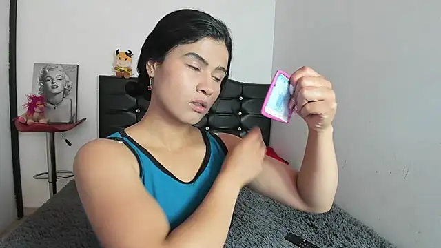 Snapshot of LatinaQueen23 chatting on April 22, 2026, 2:46 pm LatinaQueen23 online show from April 22, 2026, 2:46 pm