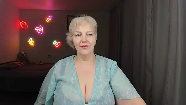 Snapshot of Mary-Leee chatting on June 4, 2026, 6:18 am Mary-Leee online show from June 4, 2026, 6:18 am