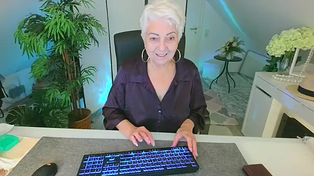 Snapshot of LovelyHelena chatting on October 19, 2025, 7:33 am LovelyHelena online show from October 19, 2025, 7:33 am