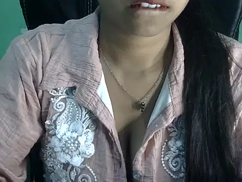 Snapshot of cute_momo_love chatting on April 27, 2026, 6:00 am cute momo love online show from April 27, 2026, 6:00 am