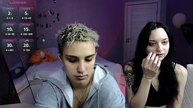 LuxuryLoverss online show from April 21, 2026, 11:06 am