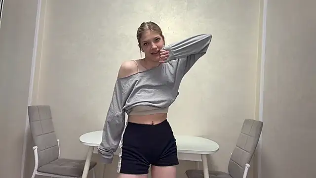 Snapshot of Carolini_i chatting on June 27, 2026, 4:35 pm Carolini i online show from June 27, 2026, 4:35 pm