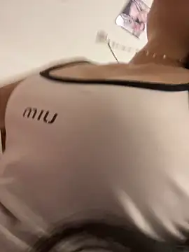 Snapshot of Miumieu2 chatting on April 4, 2026, 2:18 am Miumieu2 online show from April 4, 2026, 2:18 am