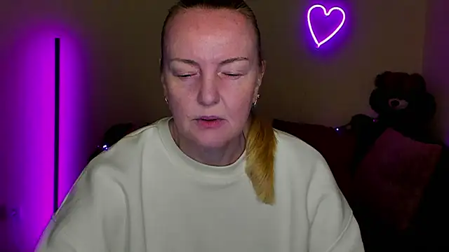 Snapshot of Bella_soulmate chatting on April 18, 2026, 11:23 am Bella soulmate online show from April 18, 2026, 11:23 am