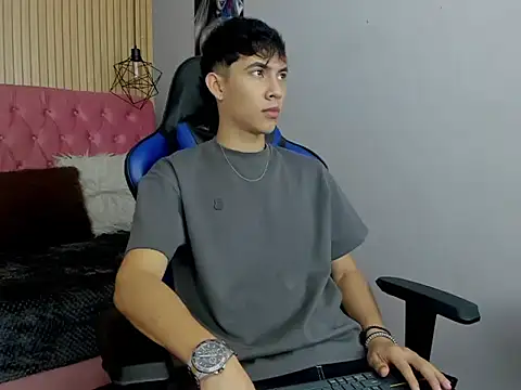 Snapshot of AronTawers chatting on March 10, 2026, 12:42 pm AronTawers online show from March 10, 2026, 12:42 pm