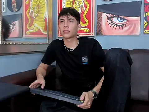 Snapshot of AronTawers chatting on March 4, 2026, 8:05 pm AronTawers online show from March 4, 2026, 8:05 pm