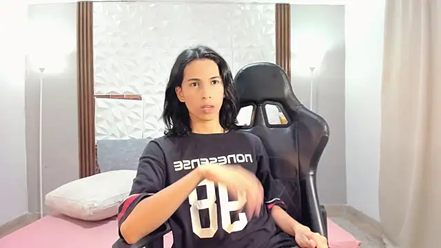 Snapshot of Larry_craft chatting on April 5, 2026, 8:26 pm Larry craft online show from April 5, 2026, 8:26 pm