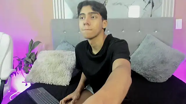 Snapshot of Eros_Lux chatting on April 13, 2026, 12:20 pm Eros Lux online show from April 13, 2026, 12:20 pm