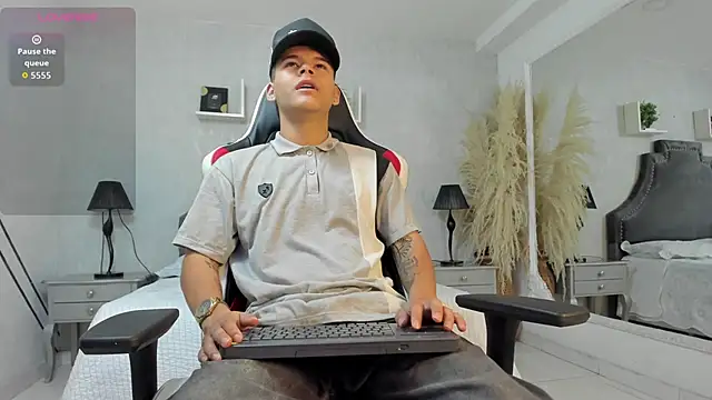 DylanRoyce  online show from May 28, 2026, 12:55 pm