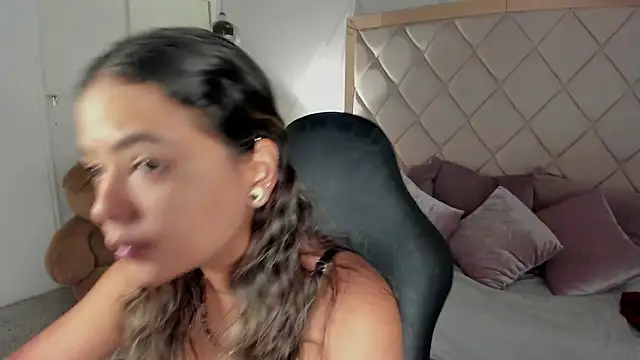 dulce lyraa1 online show from March 13, 2026, 4:06 am