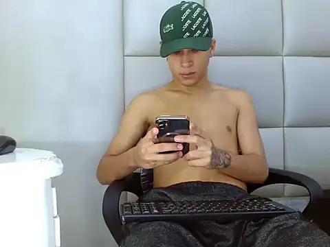 Hollmanhot online show from March 1, 2026, 2:33 am