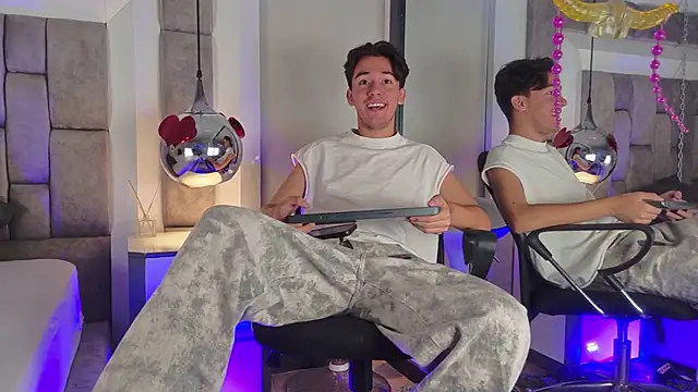 Snapshot of Austin_Reedss chatting on April 5, 2026, 1:18 pm Austin Reedss online show from April 5, 2026, 1:18 pm