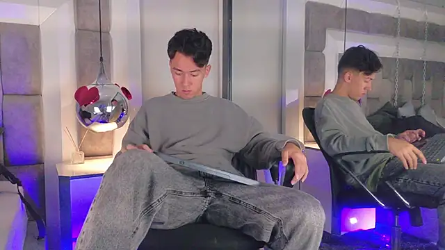 Snapshot of Austin_Reedss chatting on April 9, 2026, 2:01 pm Austin Reedss online show from April 9, 2026, 2:01 pm