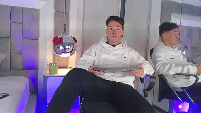 Snapshot of Austin_Reedss chatting on April 8, 2026, 1:23 pm Austin Reedss online show from April 8, 2026, 1:23 pm