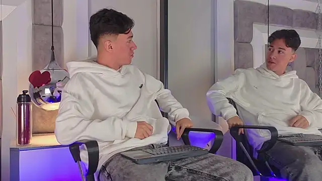 Snapshot of Austin_Reedss chatting on April 7, 2026, 1:24 pm Austin Reedss online show from April 7, 2026, 1:24 pm